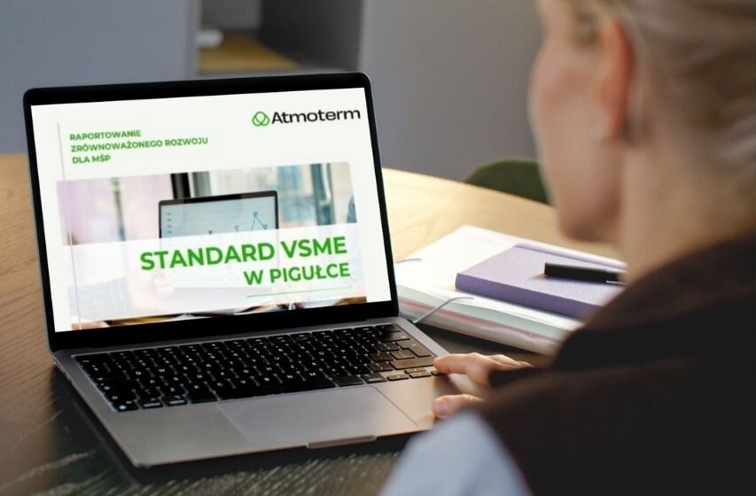 Kobieta czyta e-book o standardach VSME